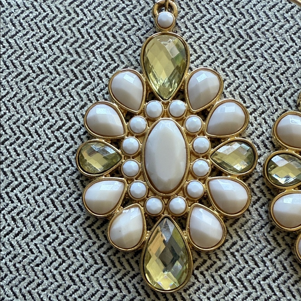 🌴 Lilly Pulitzer Large Elegant Gold and White Sparkly Dangle Earrings 💎 - Picture 9 of 9